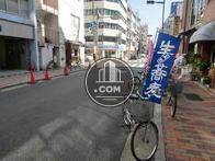 通りは賑わいます