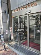 入り口はガラス窓