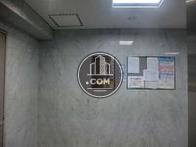 エレベーター内から見たエントランスです