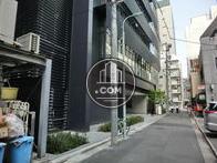 細い路地に面しています