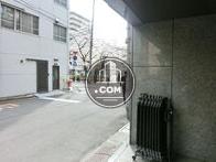 前面道路は広めで通行しやすくなっております