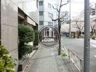 正面から見て建物左側は歩道があります