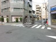 建物の右奥に見えるのが玄関です
