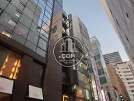 周辺にもオフィスビルが建ち並びます