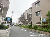 隣接する北側の側道