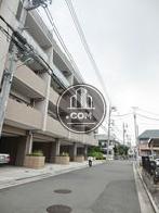 背面通り奥からの景観