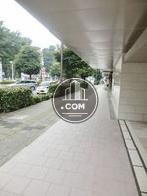 長いひさしが設置されています
