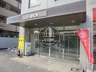 サインの入った綺麗な正面入り口