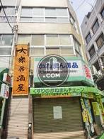 見た目にも賑やかなビルです