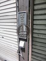 出入口付近に小さなビル看板が掲げられています