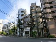 交差点付近に建っているビルです