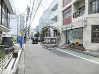玄関前の通り