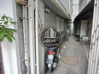 ビル側面部分です