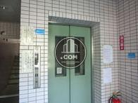 9人乗りエレベーターが一基です