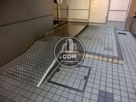 正面玄関前はバリアフリーになっています