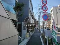 正面道路は大久保通り