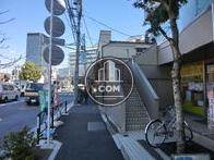 正面道路は歩道がしっかりと整備されています