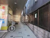 奥左手にエントランス入口があります