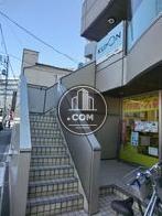 2階には塾が入っています