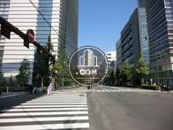 交差点そばに立地しています