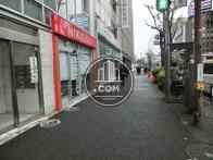 歩道は人通りが多いです