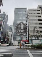 ほぼ正面から見た建物