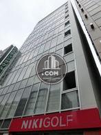 壁面の大部分がガラス張りです
