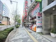 様々な店舗が立ち並ぶ通り