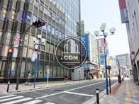 隣接する東西に通る公道