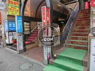 ２階店舗への階段に挟まれています