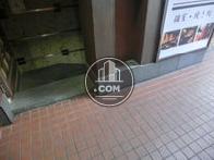 地下店舗への階段があります