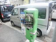 目の前にコインパーキングがあります