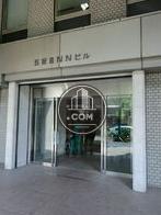 天井の高い正面玄関です