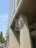 玄関前に袖看板が設置されております