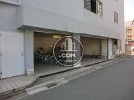 裏に駐輪場があります