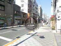 明るい通り沿い