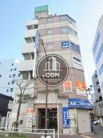 シックな雰囲気の外観