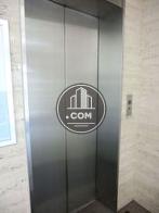 シンプルなシルバーのエレベーター