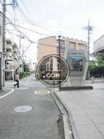 十字路の角地です