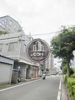 交通量の少ない落ち着いた通りです