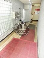側面のガラス壁からナチュラルな明るさを感じられます