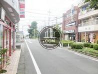 玄関前の閑静な通り