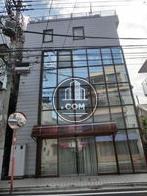 ガラス張りの外観は遠くからも目立ちます