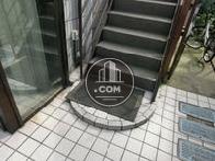 正面玄関横すぐに外階段があります