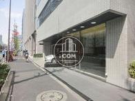 1階はガラス張りの区画です