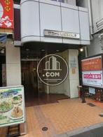 床面には鮮やかなタイルが使用されています