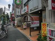 １階部分には店舗が入居中です