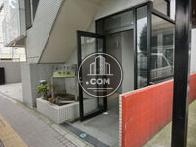 甲州街道に面した玄関です