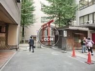 すぐ隣は花園神社です