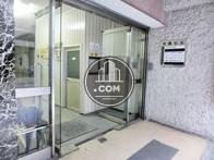 間口の広いエントランス